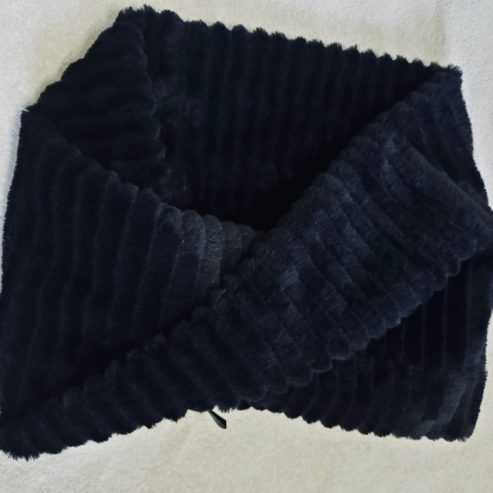 Ann Taylor infinity Faux Fur Scarf - Picture 3 of 10